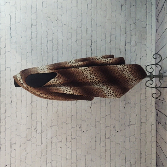 Animal Print Faux Fur Vest - Picture 7 of 10